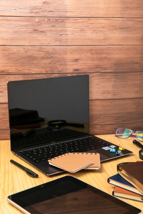 商务笔记本电脑办公用品摄影 技术与美学的完美结合